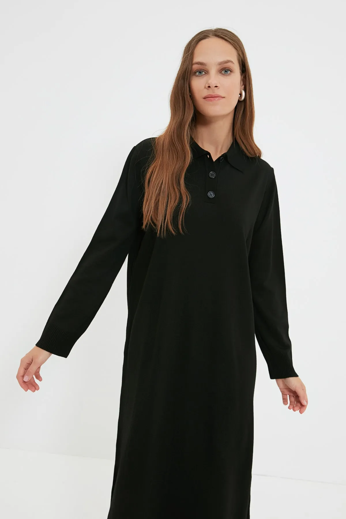 Trendyol Modest  Schwarzes gestreiftes Strickkleid mit Polokragen TCTAW22EB0212