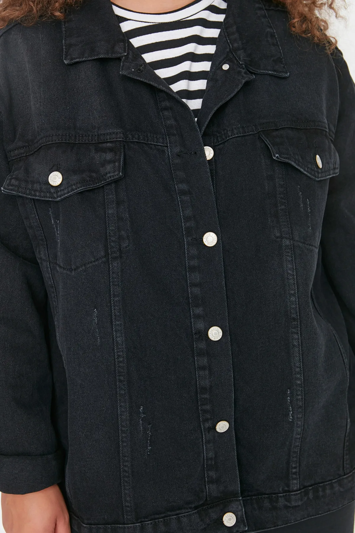 Trendyol Curve  Anthrazitfarbene Jeansjacke mit Taschendetail TBBSS22YE00000