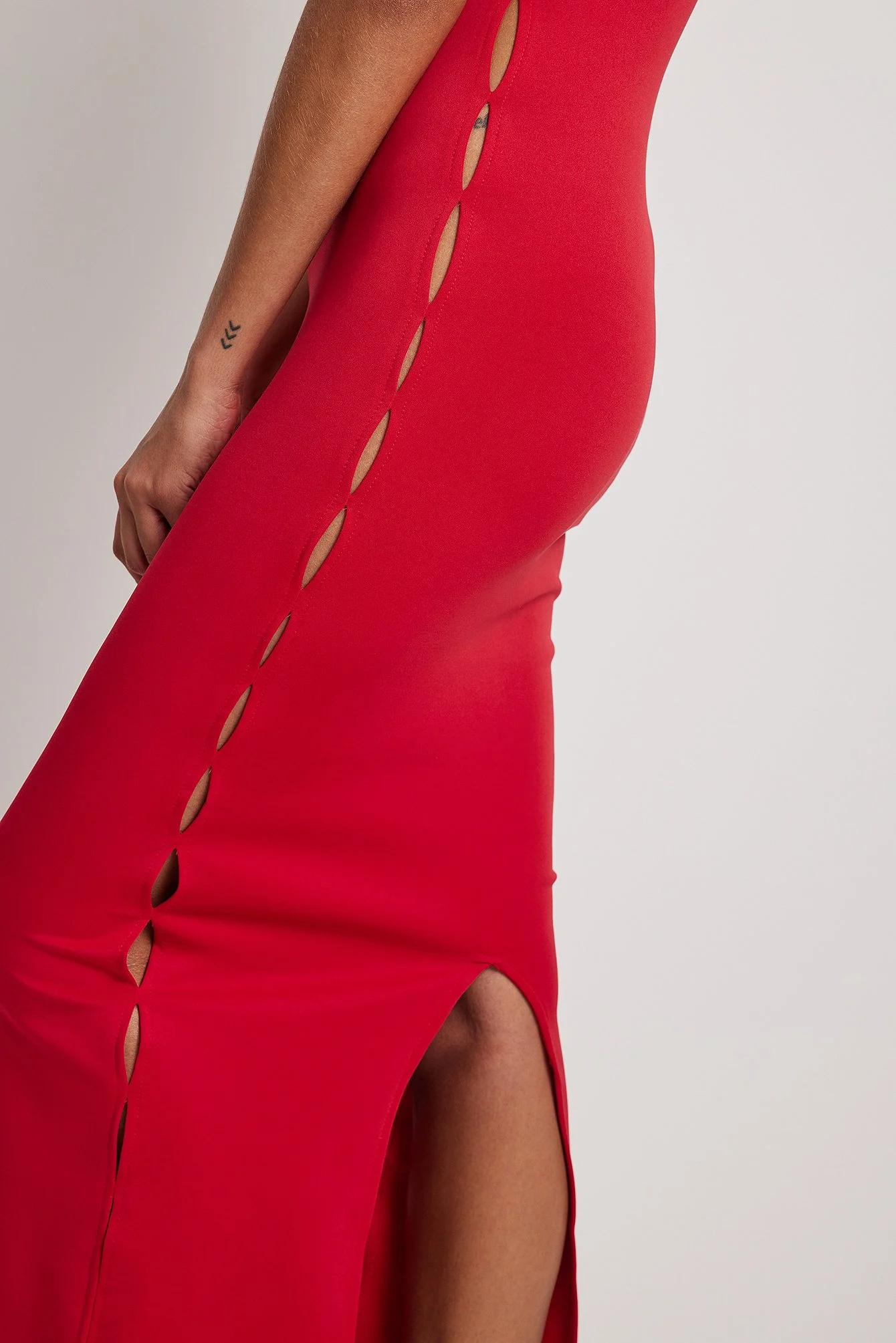 Kleid mit Aussparungen