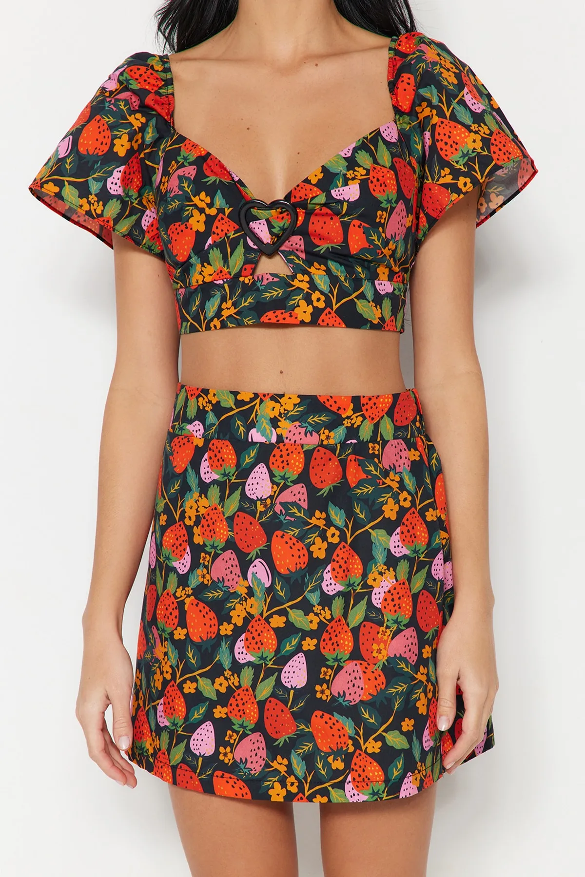 Trendyol Collection  Blusen-Shorts-Set aus 100 % Baumwolle mit gewebten Accessoires mit Fruchtmuster TBESS23AU00185