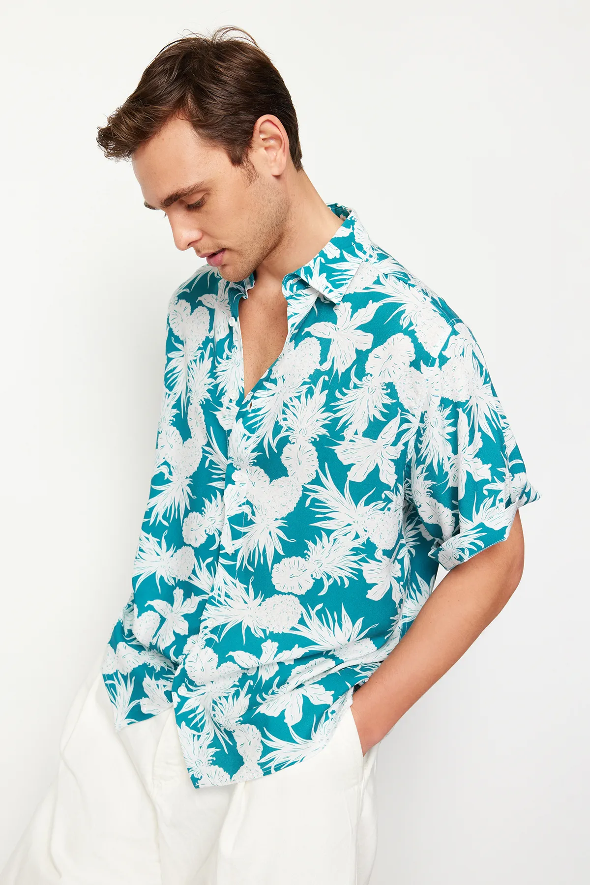 Trendyol Collection  Blaues Unisex-Sommerhemd mit übergroßer Passform und Ananas-Print aus 100 % Viskose, kurzärmlig, fließend, Sommerhemd TMNSS24GO00041