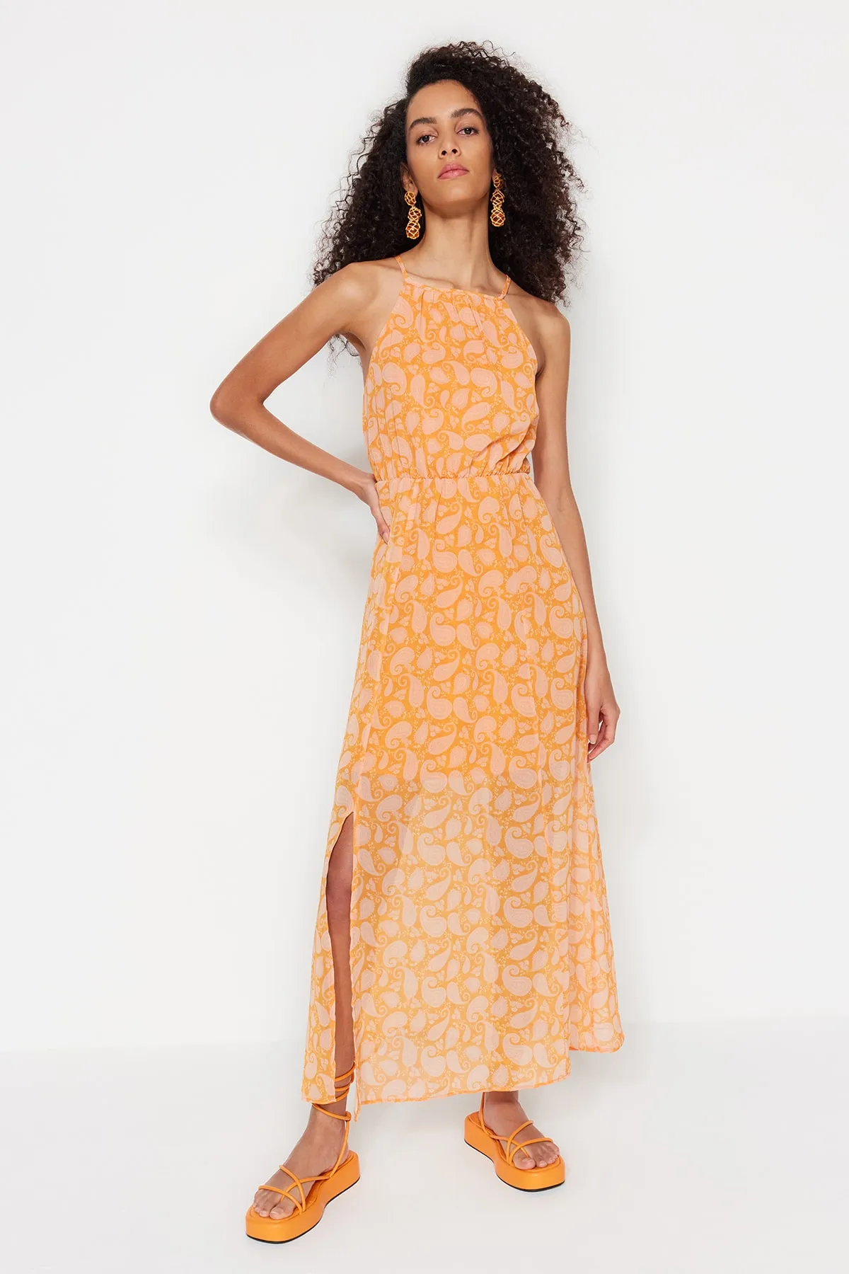 Trendyol Collection  Orangefarbenes, gewebtes Maxikleid in A-Linie mit Schlitz und Blumenmuster TWOSS20EL1297