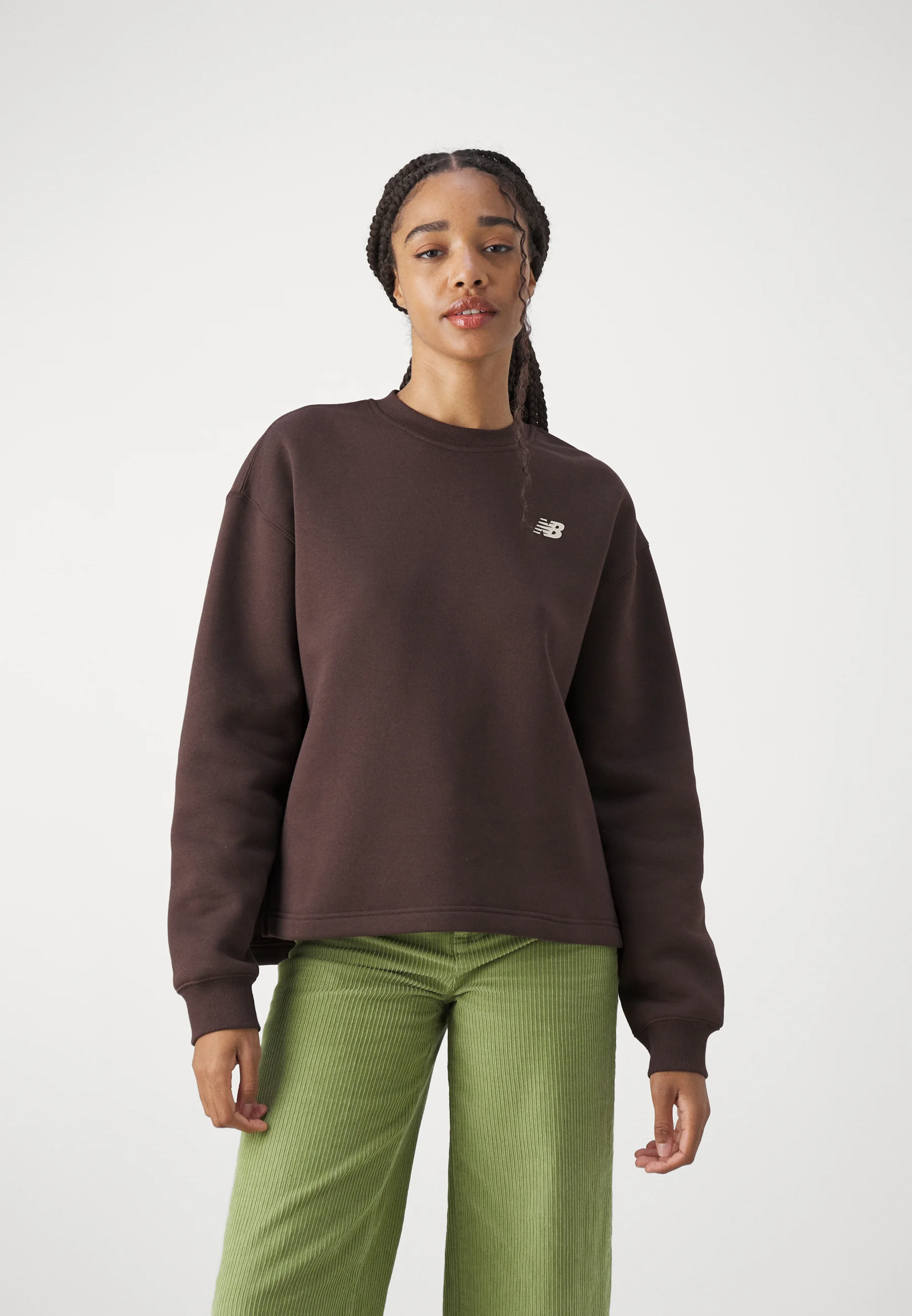 Sudadera New Balance LINEAR HERITAGE con cuello redondo y espalda cepillada