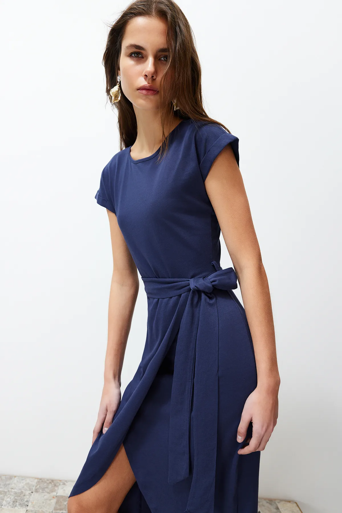 Trendyol Collection  Marineblaues, zweireihiges Midi-Strick-Maxikleid aus 100 % Baumwolle mit Gürtel und detailliertem Detail TWOSS24EL00118