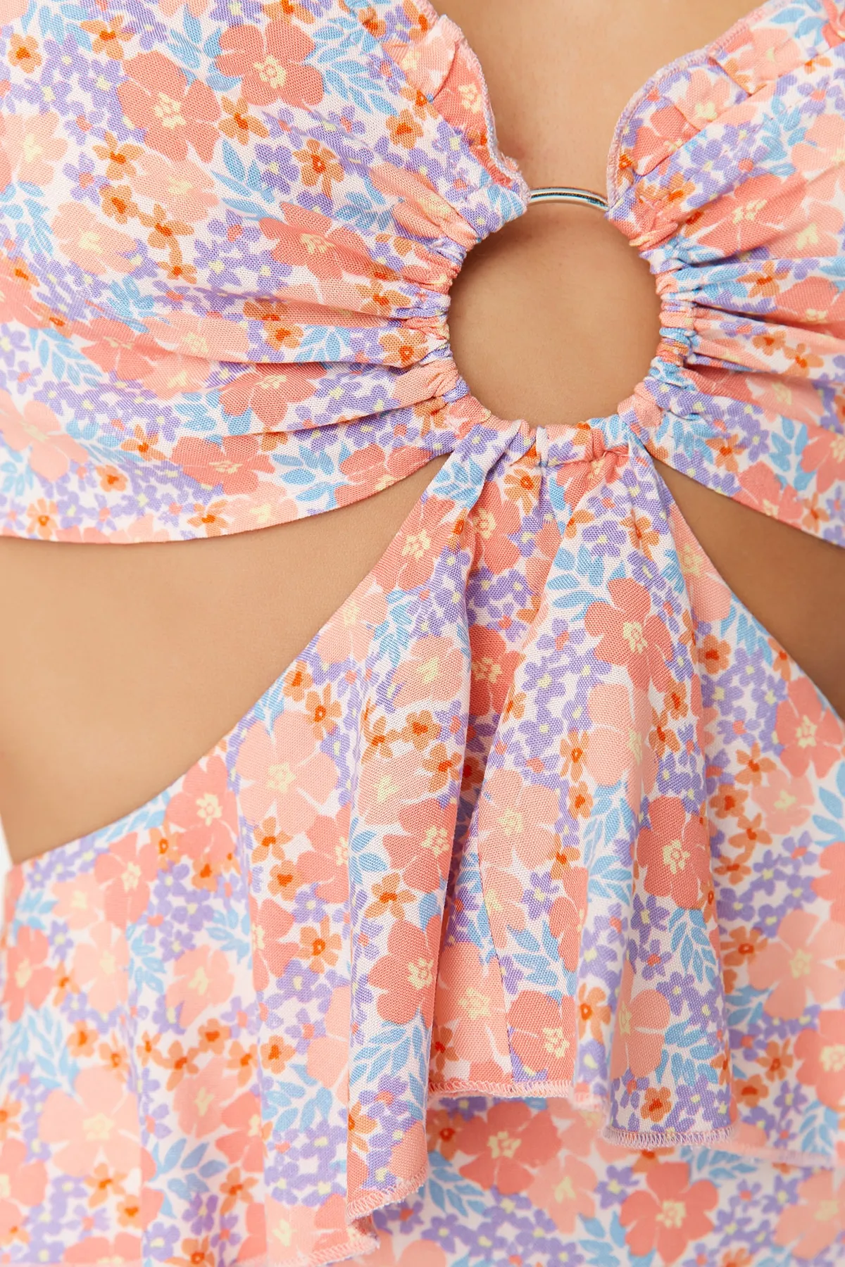 Trendyol Collection  Knuspriges, floral gemustertes, detailliertes Strandkleid mit Ausschnitten TBESS21EL1054
