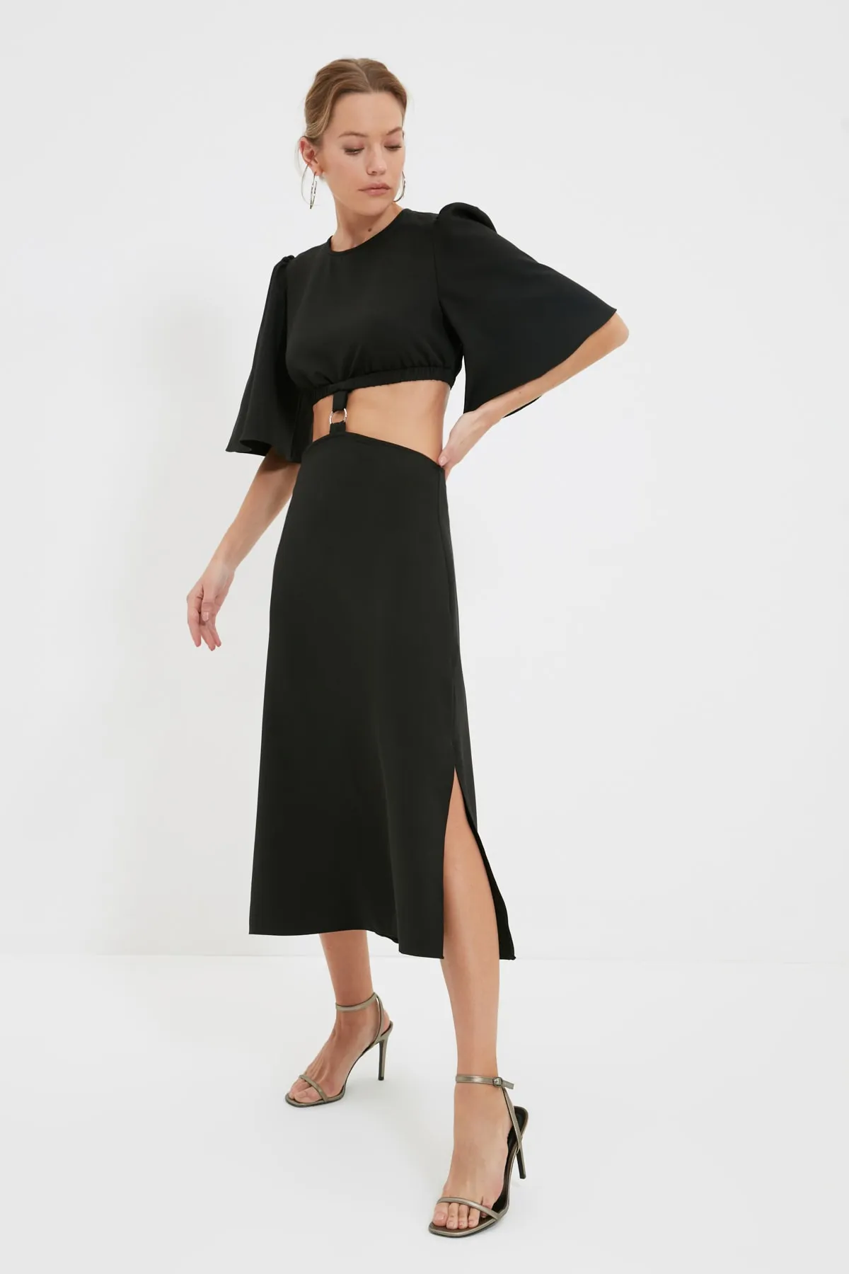 Trendyol Collection  Schwarzes, detailliertes Webkleid mit Cut-Outs TWOAW22EL0468