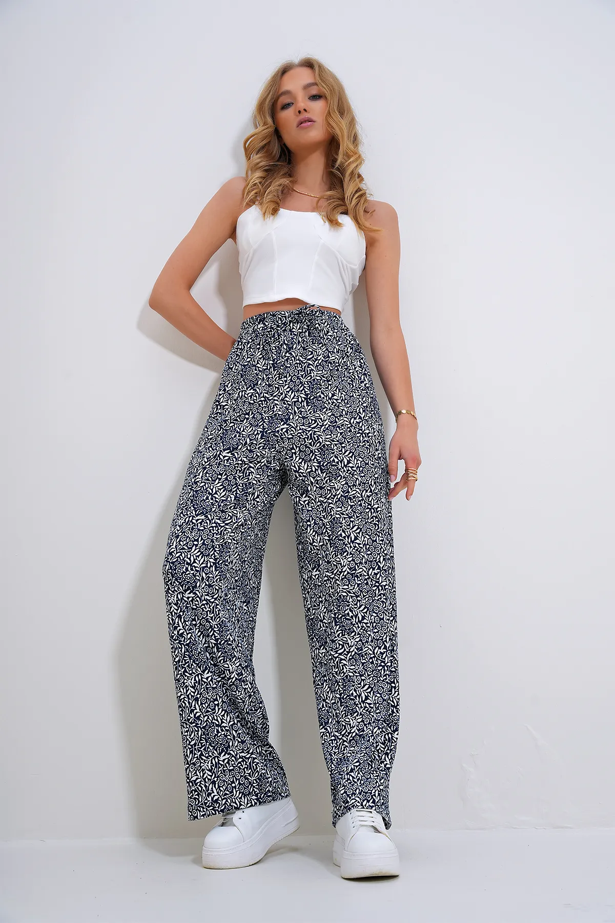 Trend Alaçatı Stili  Marineblau-weiß gemusterte Webhose für Damen mit entspanntem Schnitt ALC-X6528