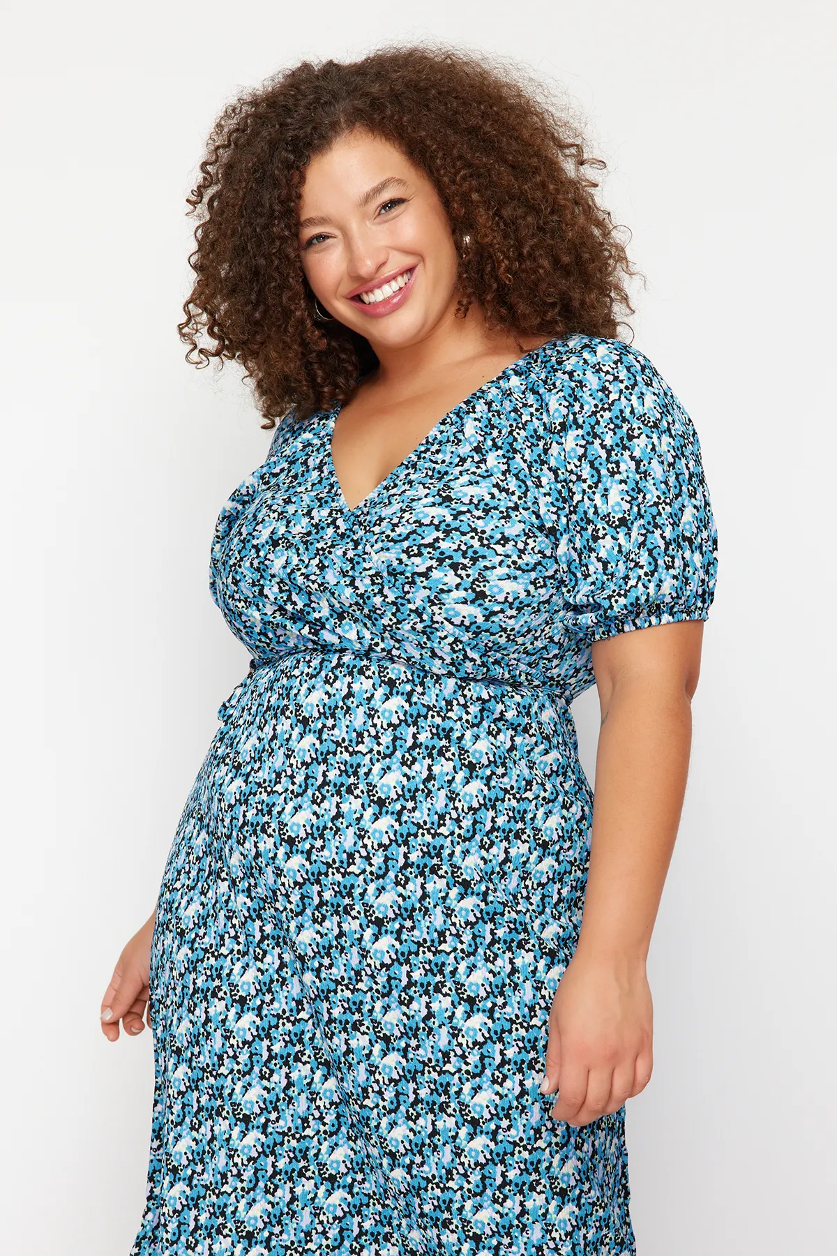 Trendyol Curve  Mehrfarbiges, zweireihiges Midi-Strickkleid mit Blumenmuster TBBSS24AH00148