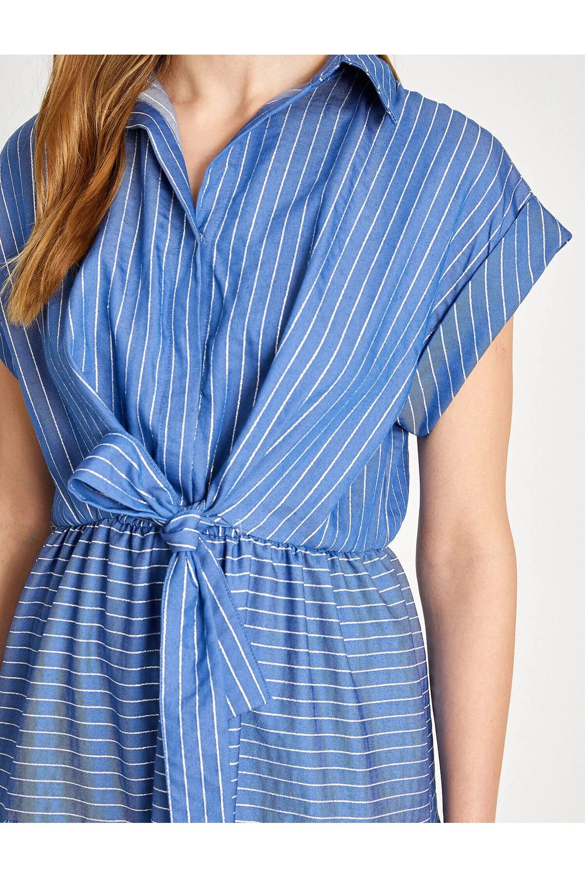 Koton  Langes Rüschenkleid mit Bindedetail und kurzen Ärmeln