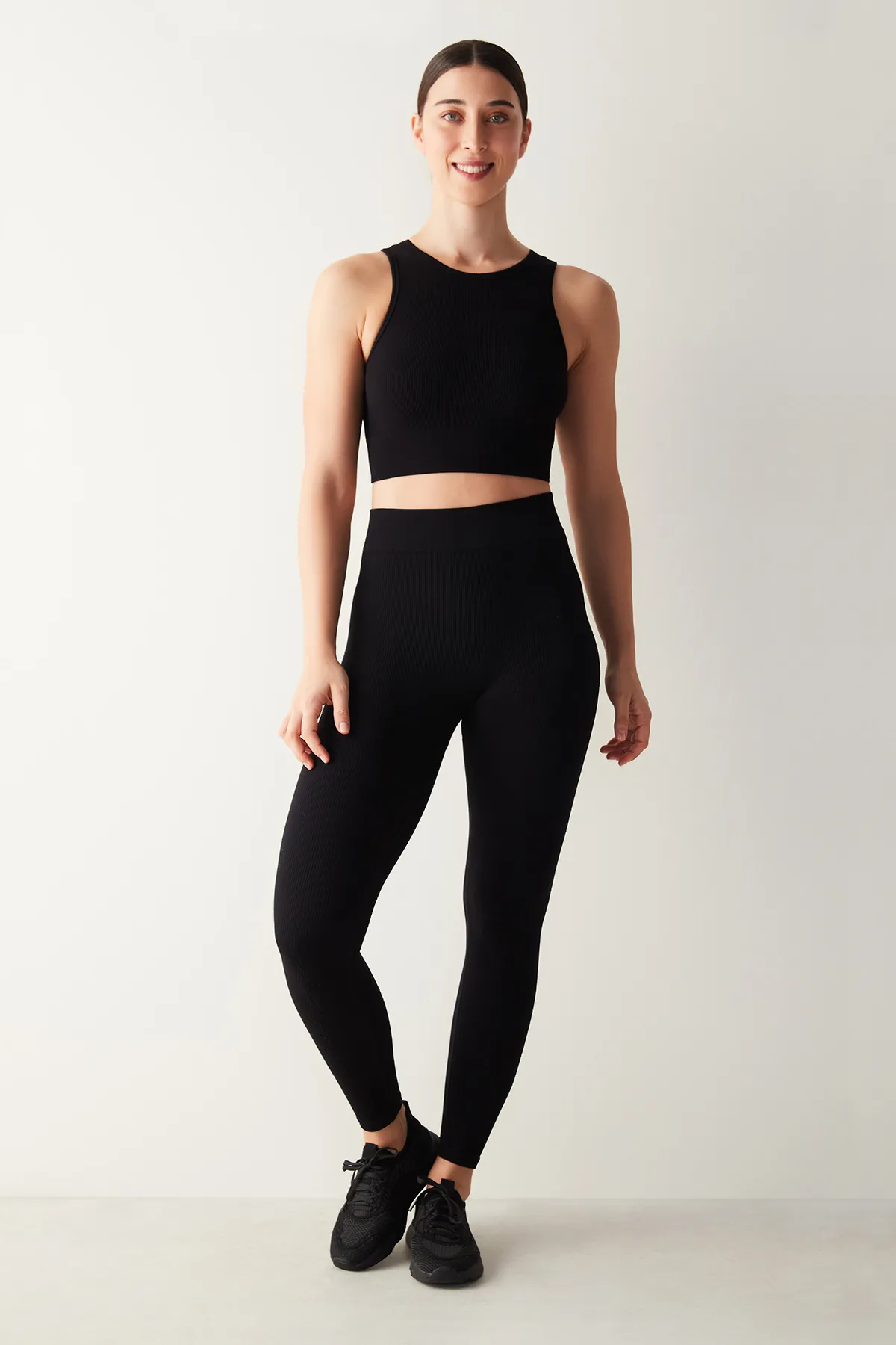 Penti  Schwarzes, nahtloses Crop-Top mit Neckholder