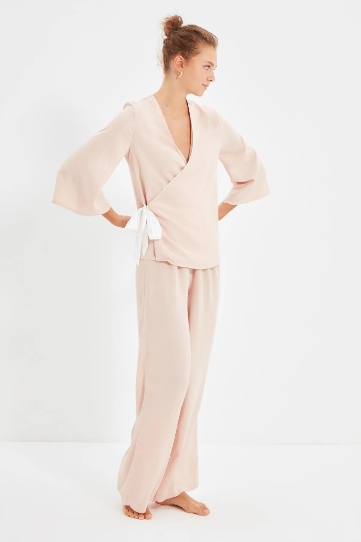 Trendyol Collection  Puderfarbenes, zweireihiges Pyjama-Set aus gewebter Viskose THMAW22PT0095