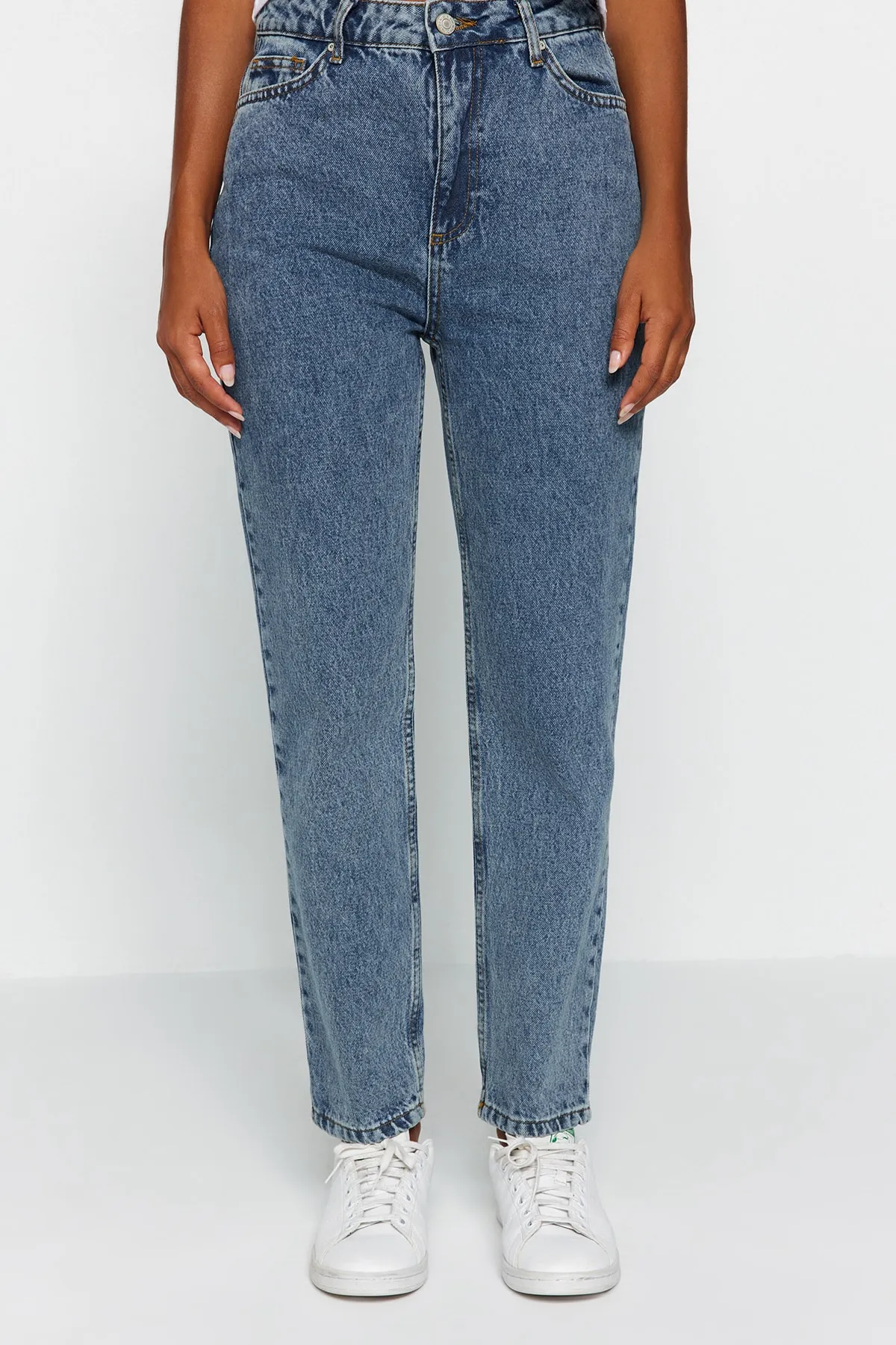 Trendyol Collection  Blaue Mom-Jeans mit hoher Taille TWOAW24JE00034