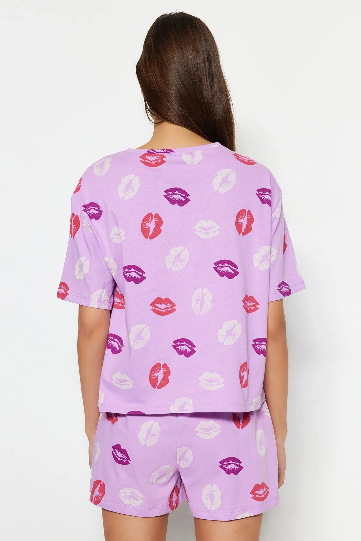 Trendyol Collection  Lilafarbenes Pyjama-Set aus T-Shirt und Shorts mit Lippenmuster aus 100 % Baumwolle THMSS21PT0468
