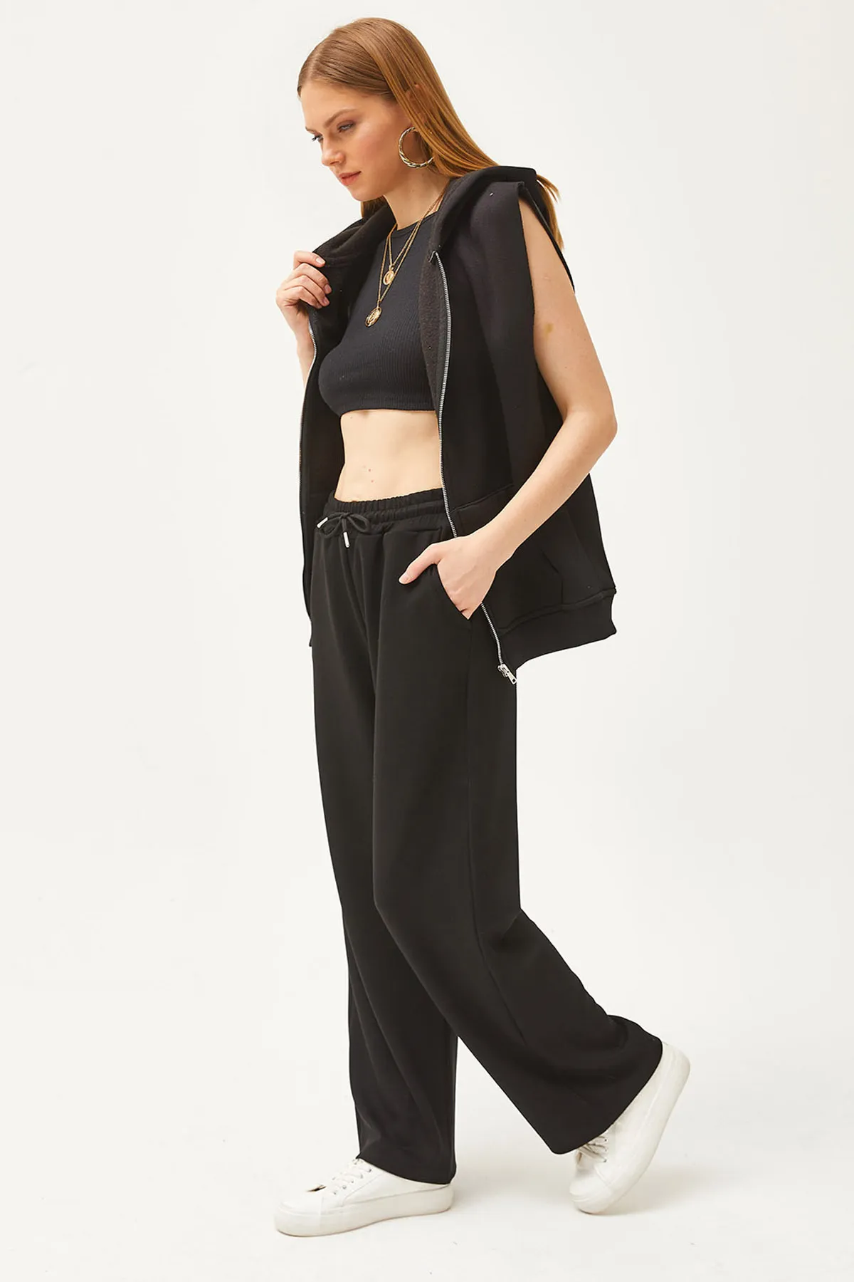 Olalook  Schwarze Palazzo-Jogginghose aus weichem, strukturiertem Modal für Damen mit Taschen EŞF-00000068