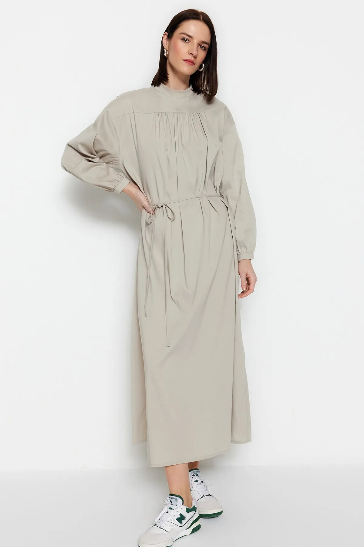Trendyol Modest  Graues gewebtes Kleid mit weitem Schnitt und Gürtel, Raffung, TCTSS23EB00281