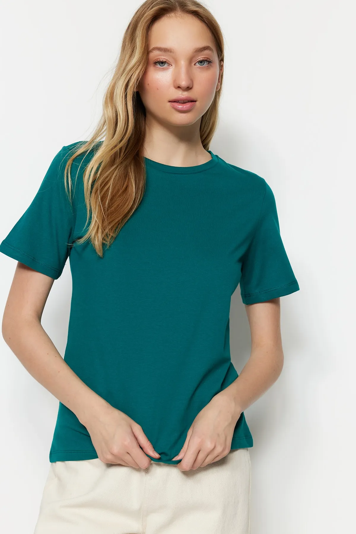 Trendyol Collection  Smaragdgrünes Basic-Strick-T-Shirt mit Rundhalsausschnitt aus 100 % Baumwolle TWOSS23TS00000