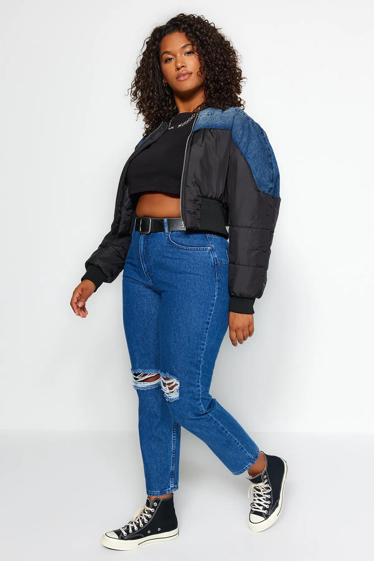Trendyol Curve  Dunkelblaue Destroy-Jeans im Mom-Fit-Stil mit detaillierten Details TBBSS23CJ00019