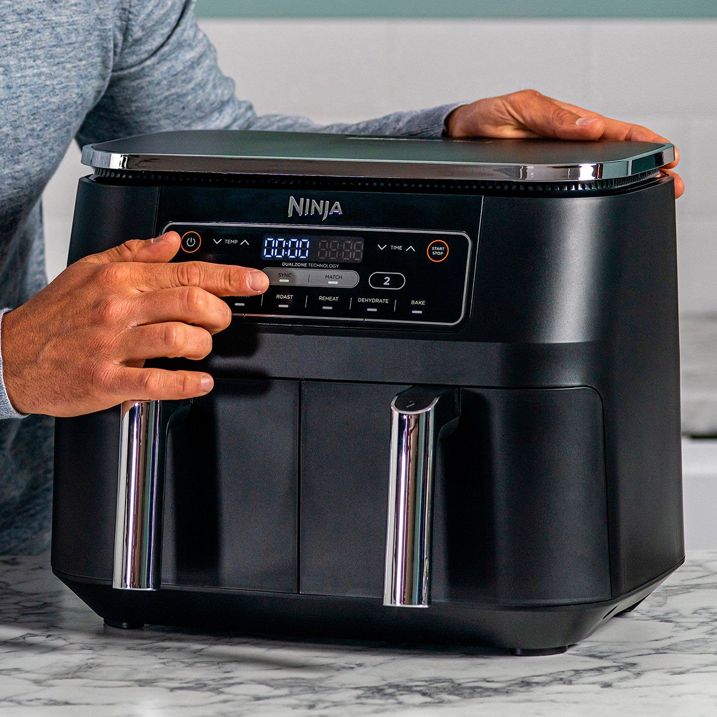 NINJA Heißluftfritteuse Foodi Dual Zone AF300EU, 2400 W, je 0,9 kg Kapazität incl. 2x Knusperblech