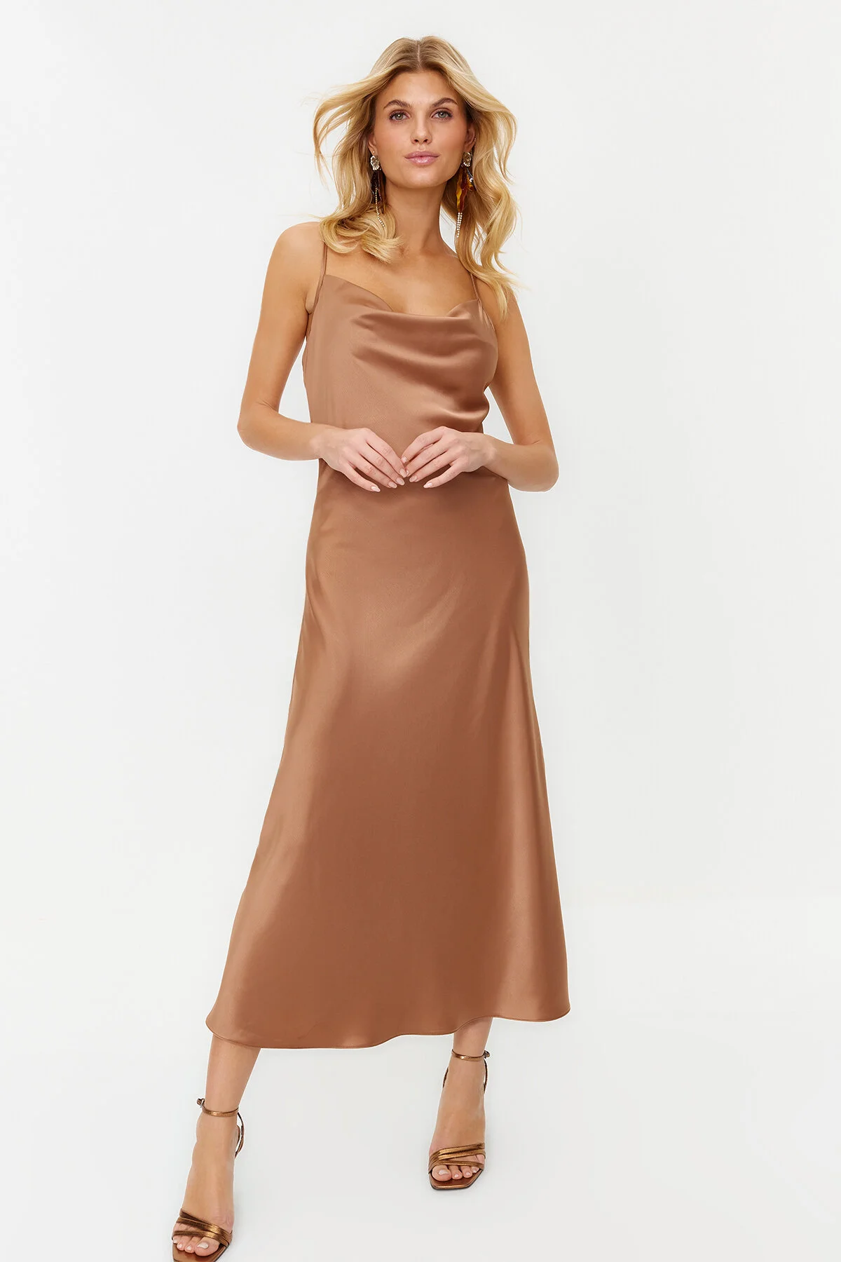 Trendyol Collection  Satinkleid mit braunen Accessoires TPRSS24EL00002