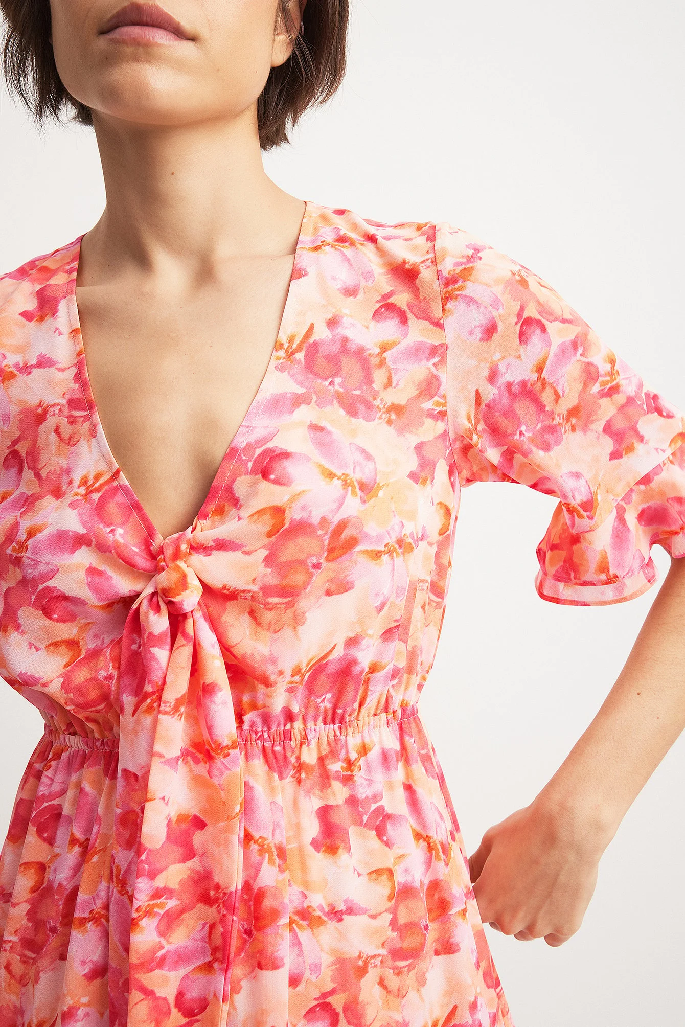 Durchscheinendes Minikleid mit Knotung vorne