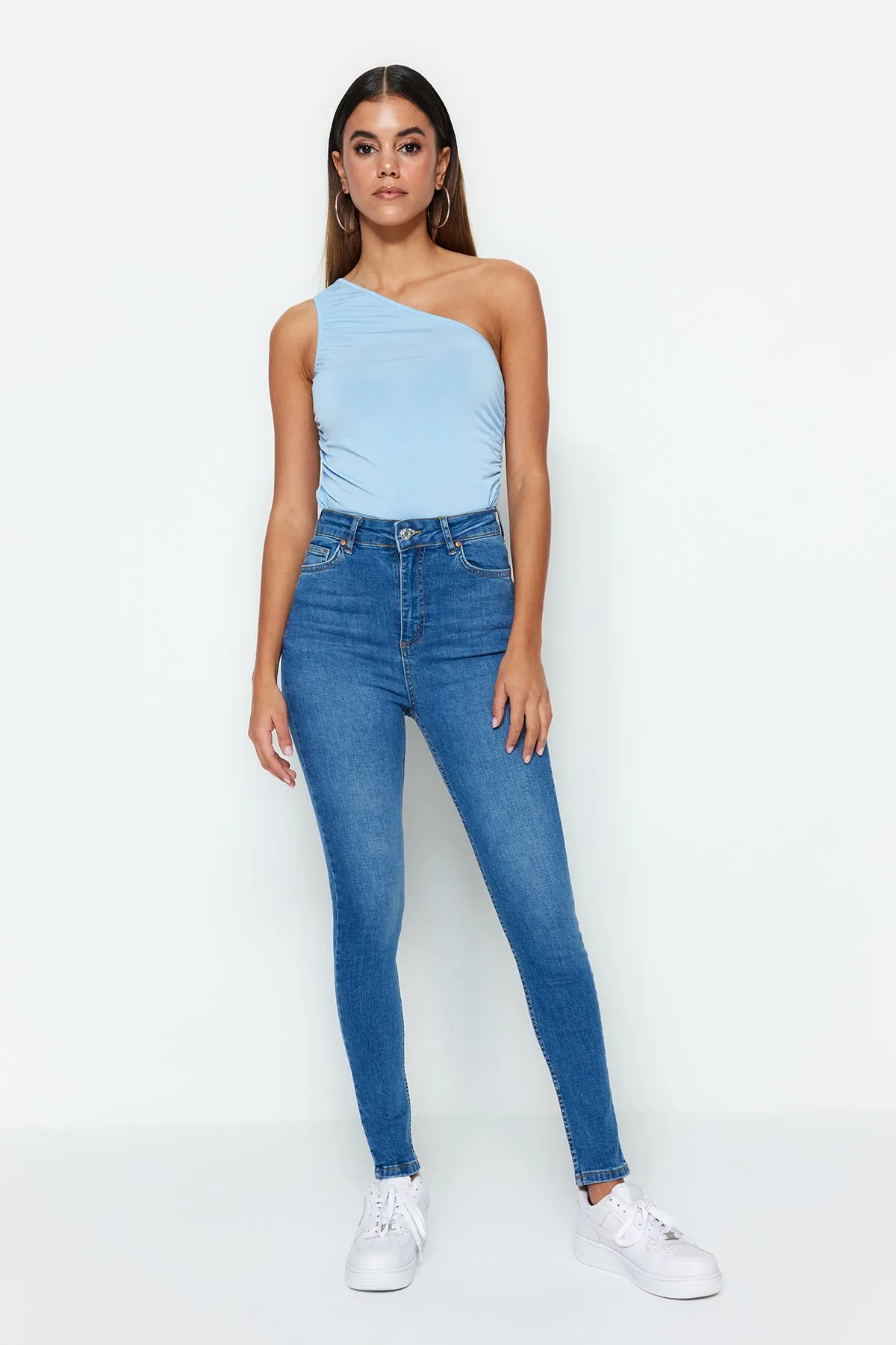 Trendyol Collection  Blaue Skinny Jeans mit normaler Taille TWOSS23JE00073