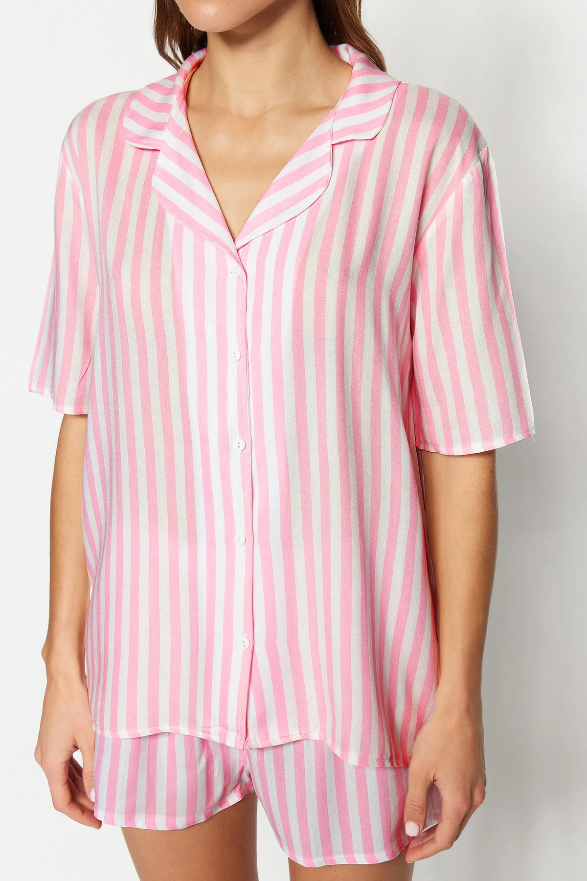 Trendyol Collection  Rosa gestreiftes Viskose-Hemd-Shorts-Pyjama-Set mit weitem Schnitt THMSS21PT0179