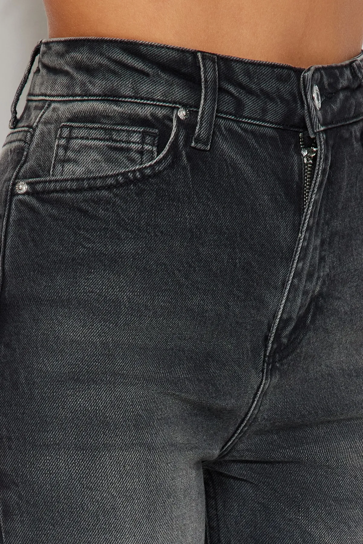 Trendyol Collection  Schwarze Slim Mom-Jeans mit hoher Taille TWOAW24JE00094