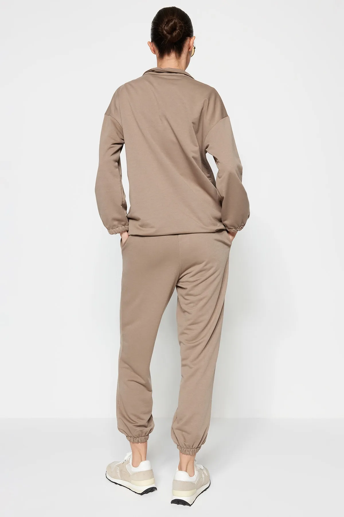Trendyol Modest  Nerzfarbenes Strick-Trainingsanzug-Set mit Stehkragen und Kordelzug am Saum und Reißverschluss TCTAW22EN0051