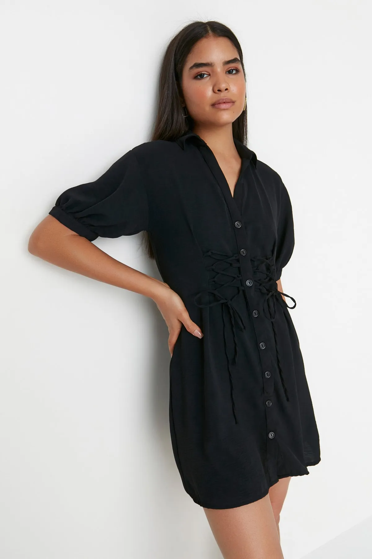 Trendyol Collection  Schwarzes, detailliertes Mini-Hemdkleid mit Krawatte TWOSS22EL00426