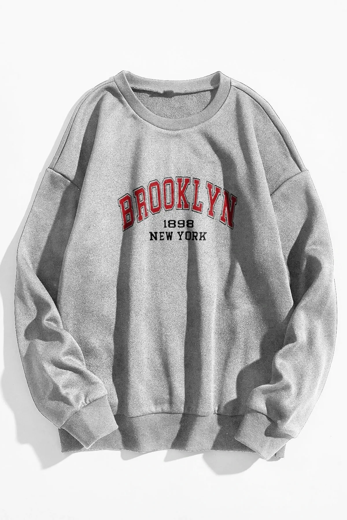 MODAGEN  Unisex-Sweatshirt mit grauem Oversize-Print „Brooklyn“ in Rot