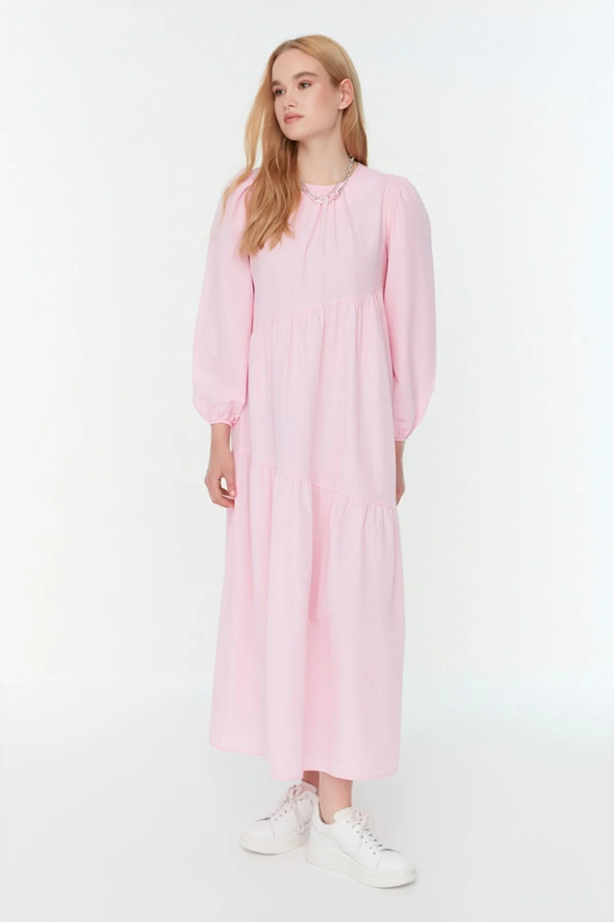 Trendyol Modest  Puderfarbenes, gewebtes Kleid aus Baumwolle mit Raffung und weiter Passform TCTSS21EL3470