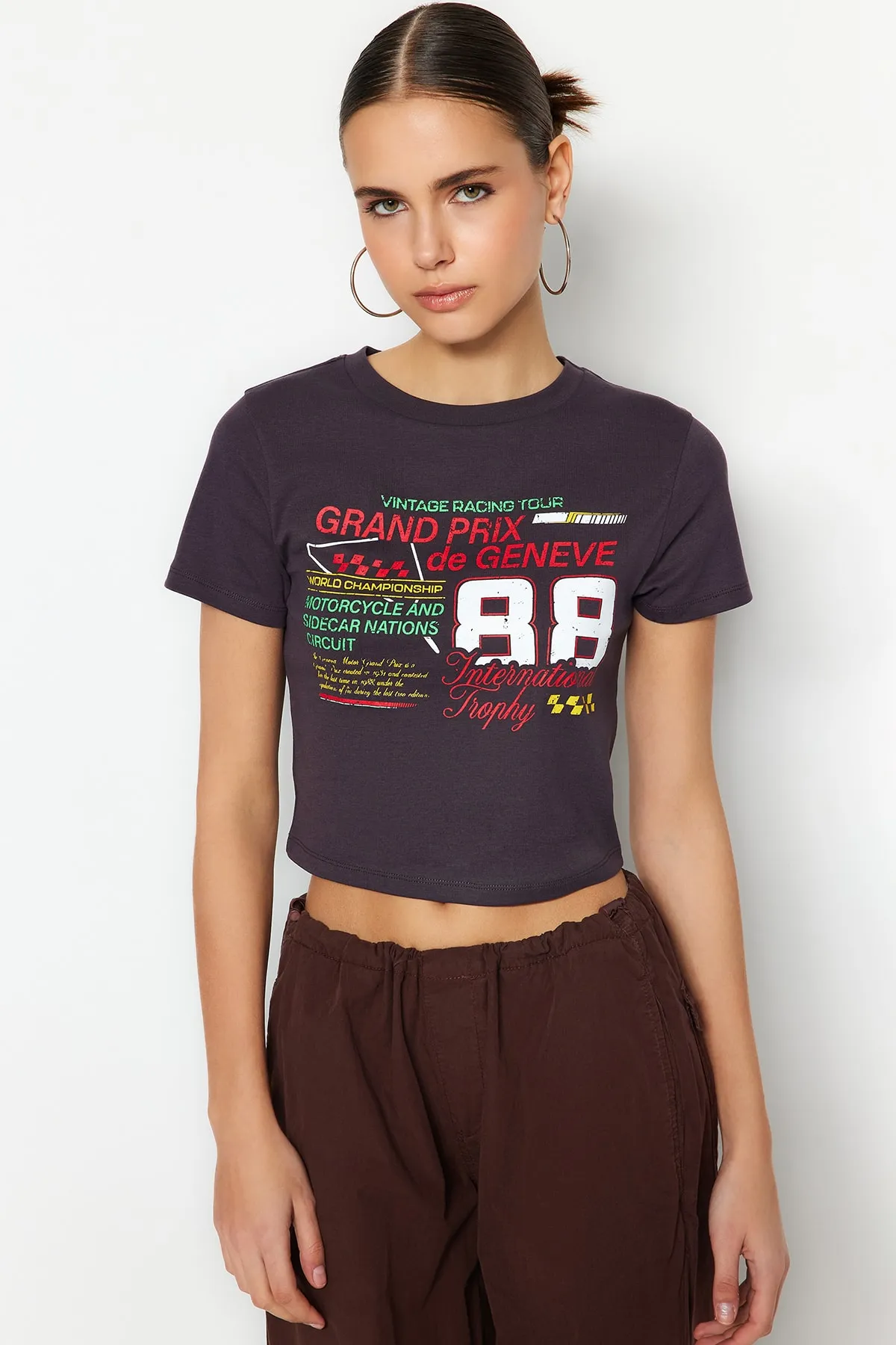 Trendyol Collection  Anthrazitfarbenes, figurbetontes, kurzes Strick-T-Shirt aus 100 % Baumwolle mit Slogan-Aufdruck TWOSS23TS00319
