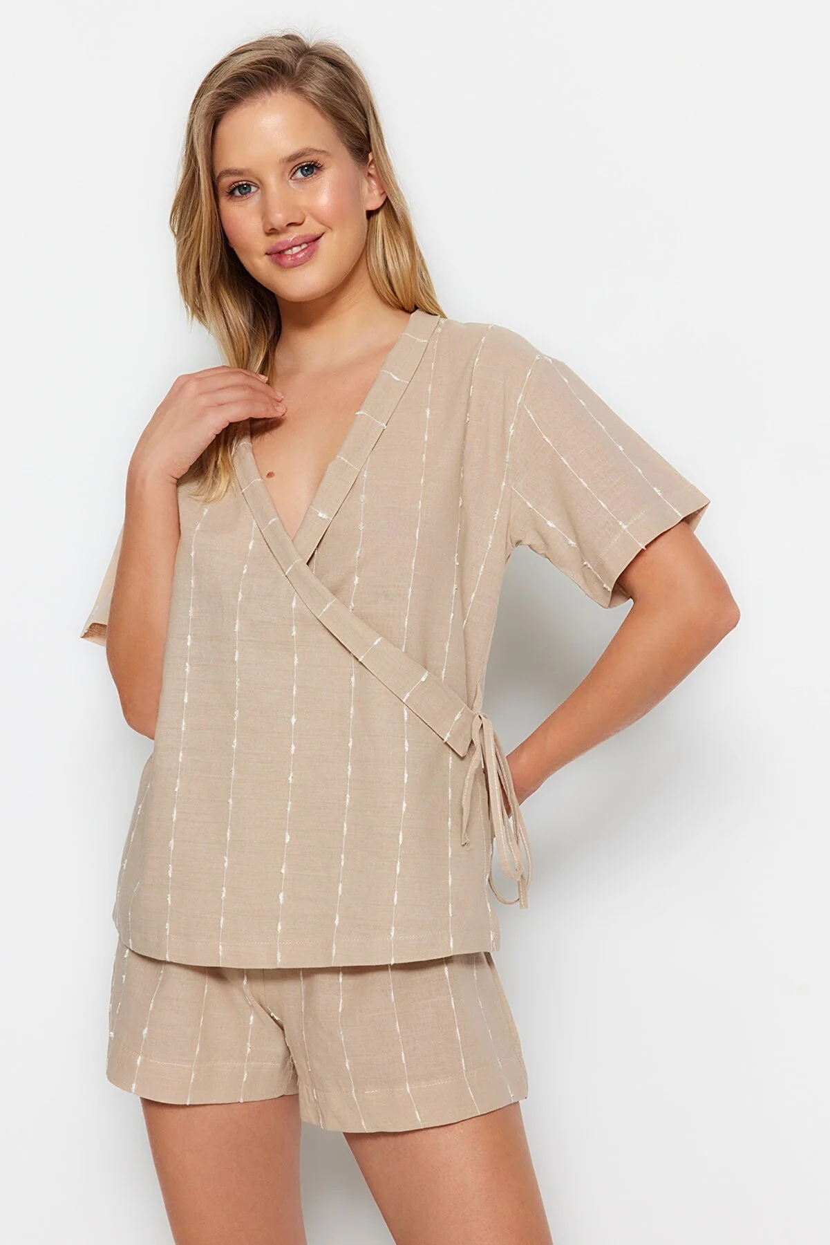 Trendyol Collection  Beiges Pyjama-Set aus gewebter Viskose mit Streifen, 100 % Baumwolle, weite Passform, THMSS23PT00229