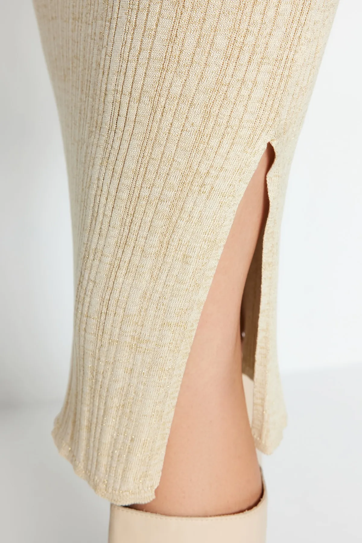 Trendyol Collection  Beigefarbenes Midikleid aus glitzerndem Strick TWOAW24EL00047