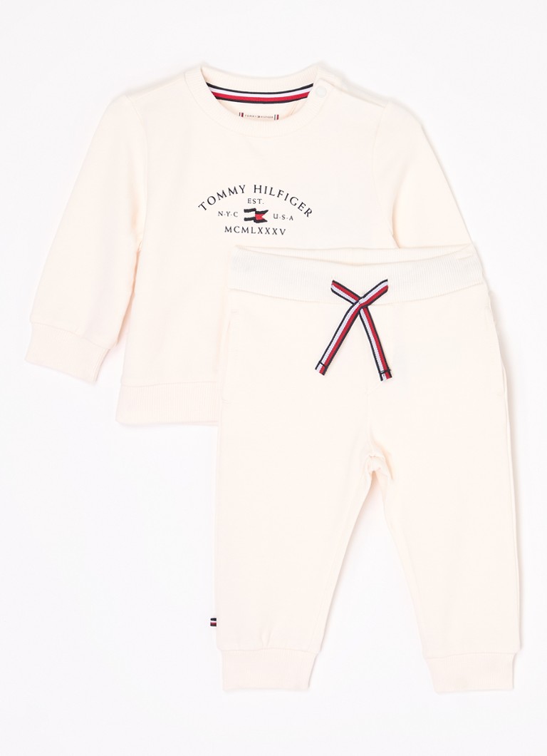 Setul esențial din două piese de la Tommy Hilfiger, format dintr-un pulover și pantaloni de trening.