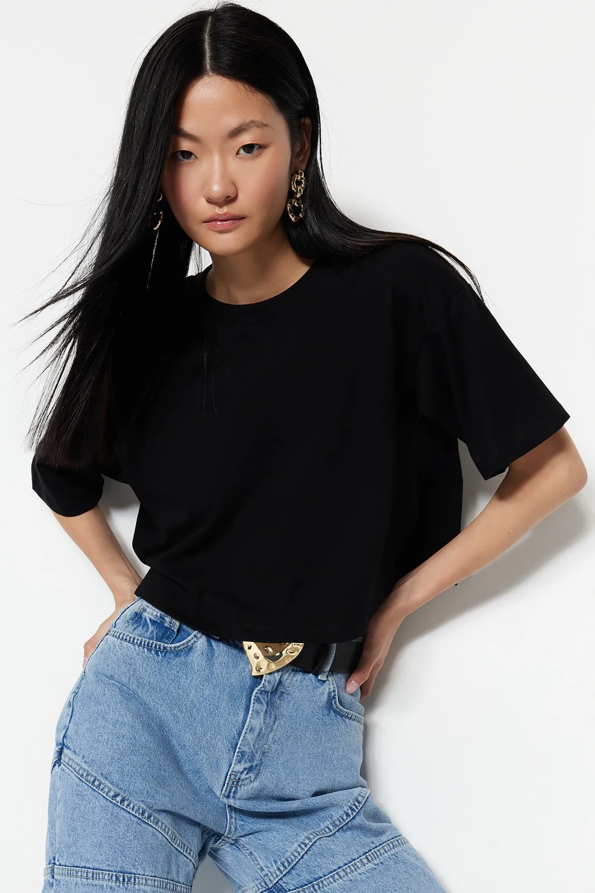Trendyol Collection  Schwarzes Premium-Strick-T-Shirt mit Rundhalsausschnitt aus 100 % Baumwolle TWOSS23TS00038