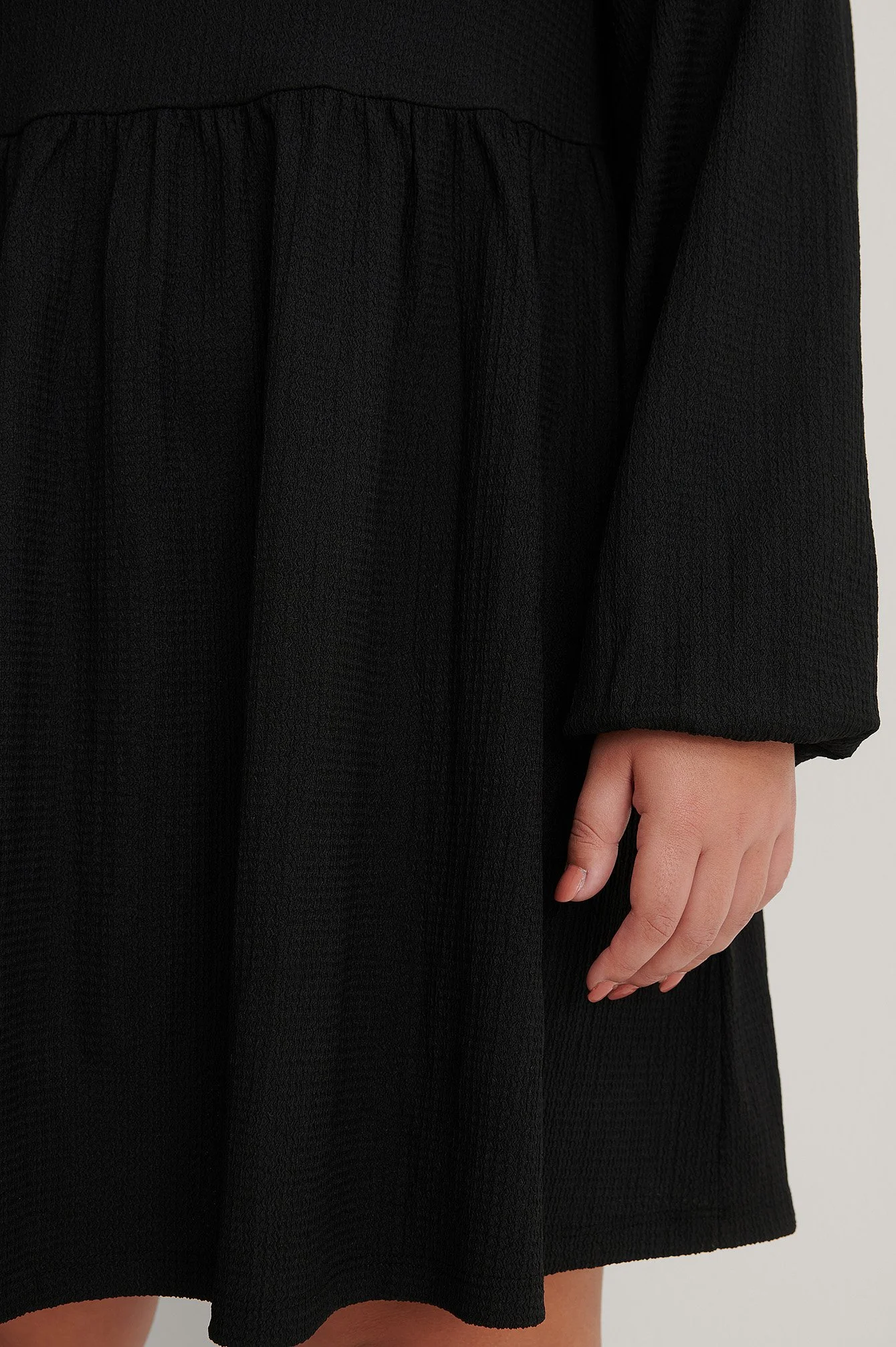 Recyceltes Kleid mit Knote-Detail am Rücken