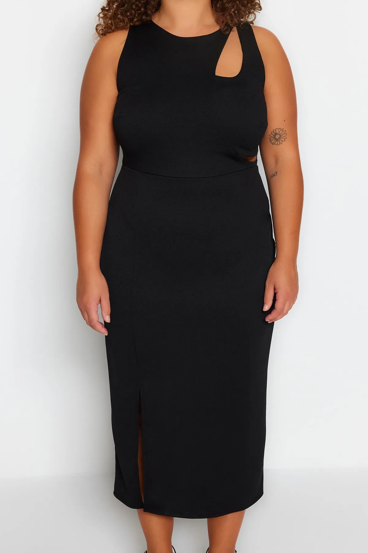 Trendyol Curve  Schwarzes, figurbetontes Strickkleid mit Ausschnitten und detailliertem Schlitz TBBSS23AH00192