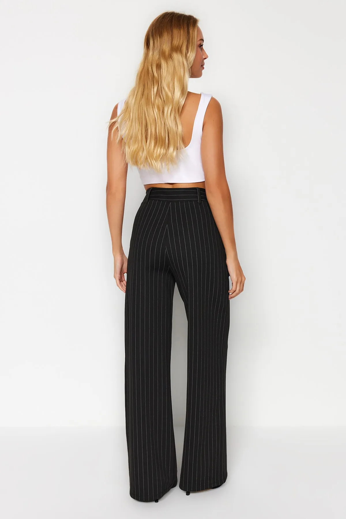 Trendyol Collection  Schwarz gestreifte, gerade geschnittene Strickhose mit hoher Taille TWOAW24PL00222