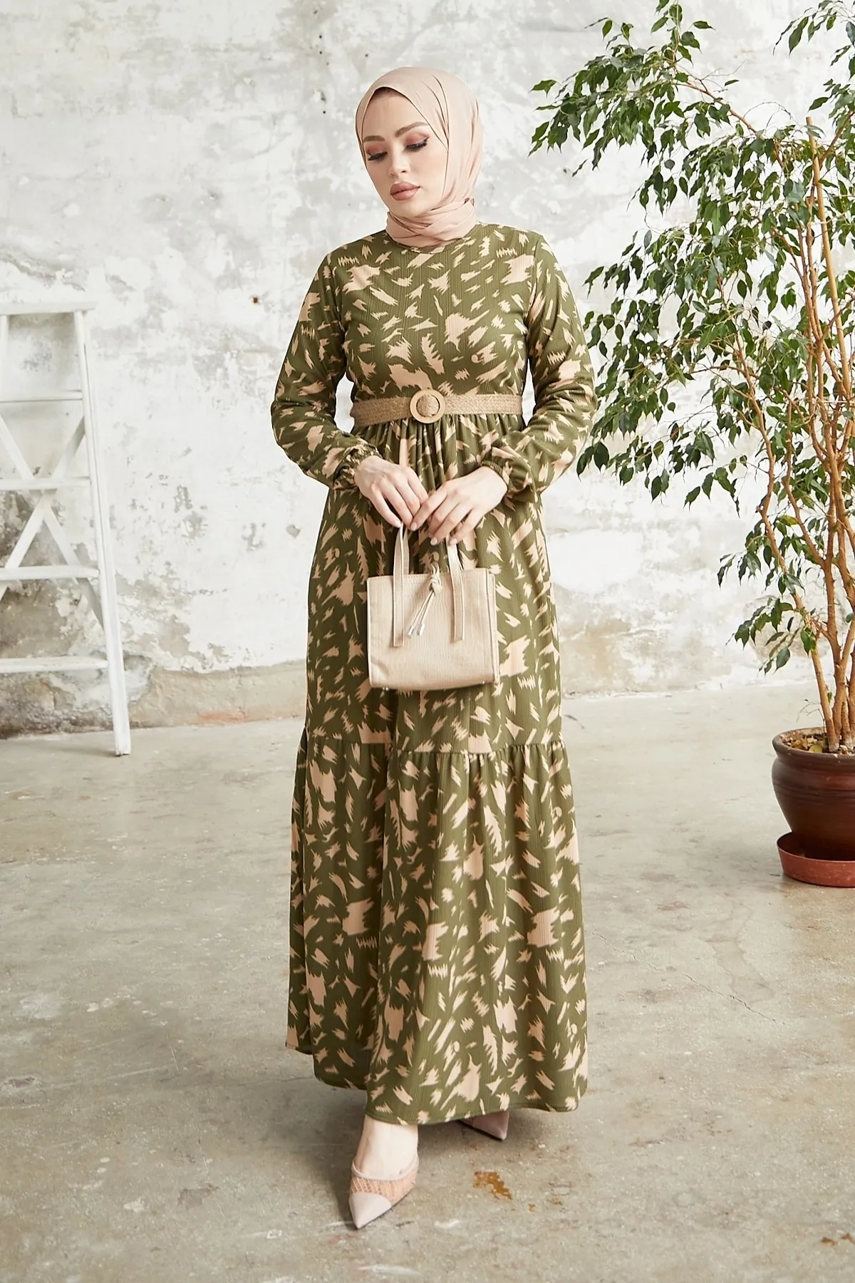 InStyle  Rena Kleid mit Strohgürtelmuster – Khaki