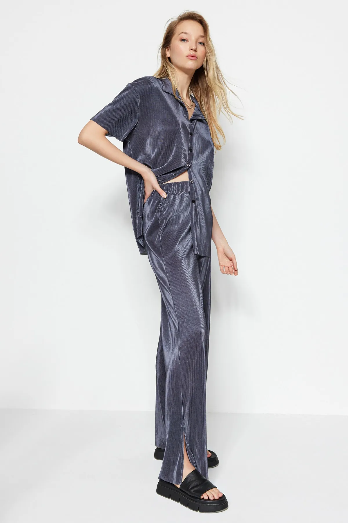 Trendyol Collection  Anthrazitfarbene, plissierte, geschlitzte, detaillierte, elastische Taille, bequemer Schnitt, Strickhose mit hoher Taille TWOSS23PL00108