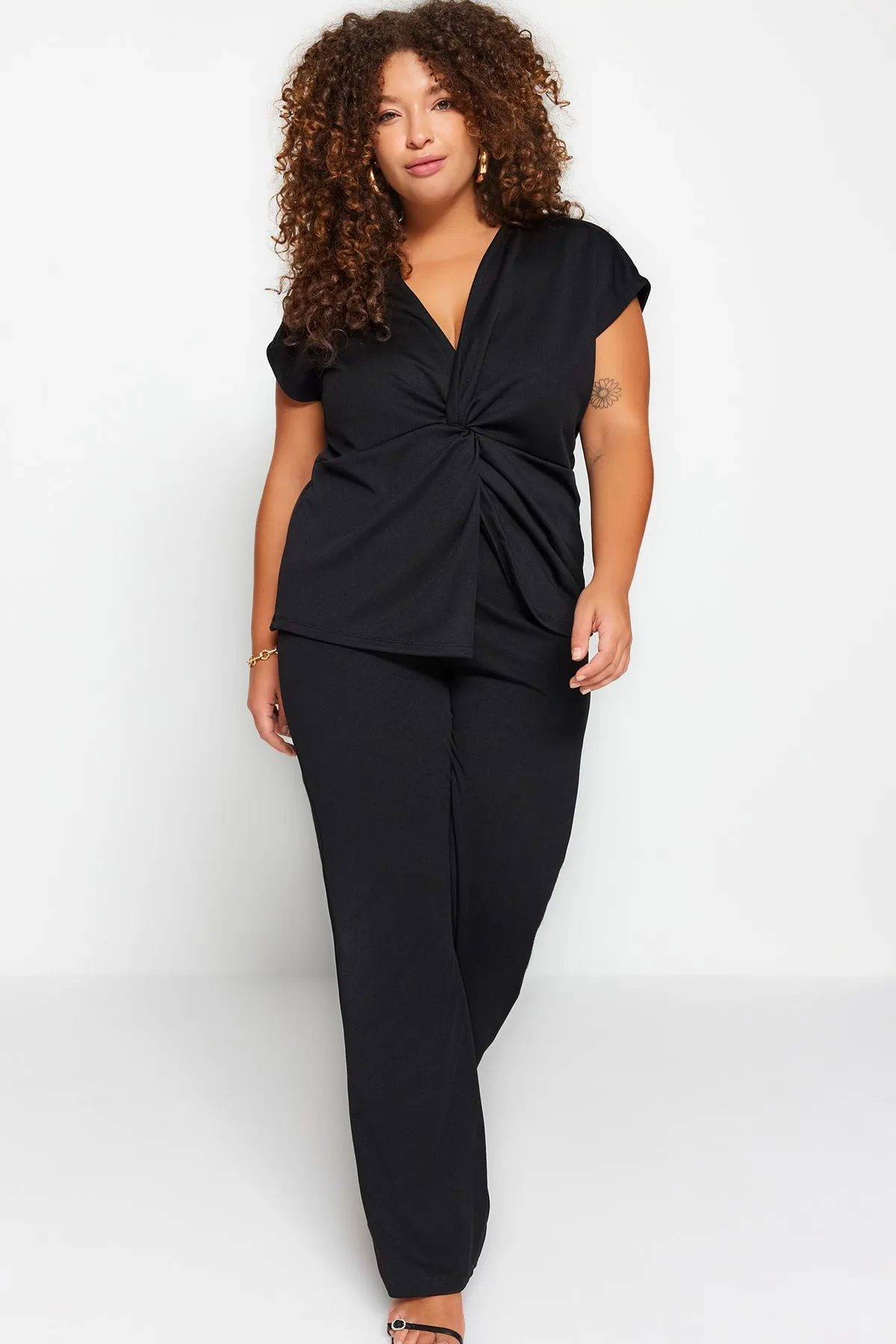 Trendyol Curve  Schwarzes, gerade geschnittenes Twist-Strickober- und -Unterteil-Set mit detailliertem Strickmuster TBSSS23CP00005
