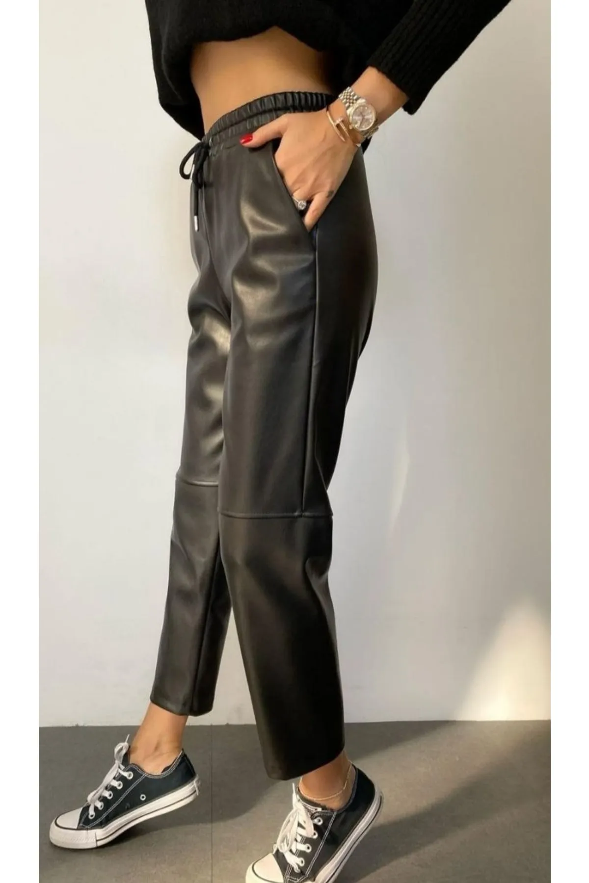 KEYYMOD  Lederhose mit Schnürung an der Taille, Ziernähten am Knie und Band an der Innenseite