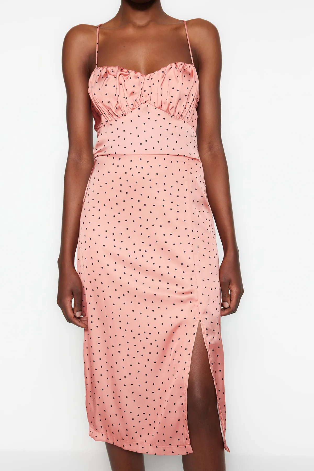 Trendyol Collection  Zimtfarbenes, gepunktetes Midikleid mit Satinträgern und A-Schnitt TWOSS23EL00188