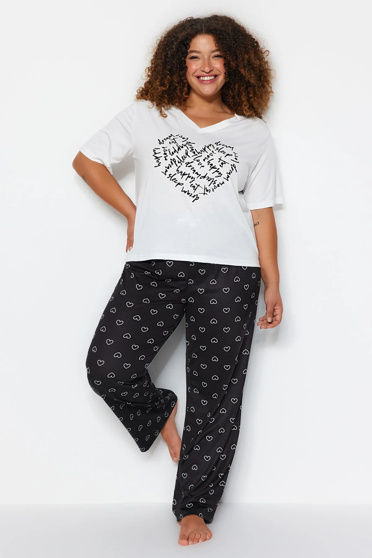 Trendyol Curve  Weißes gestricktes Pyjama-Set mit Herzmuster TBBAW24AI00012