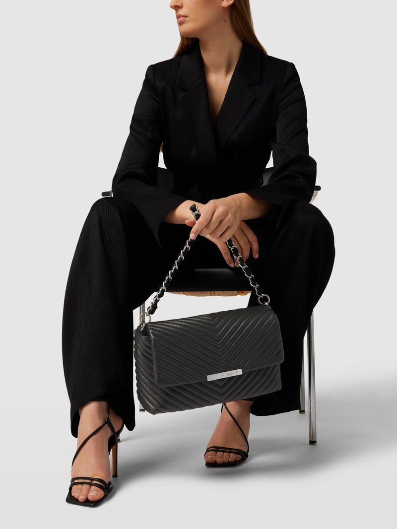 Umhängetasche mit Label-Detail Modell 'COCO' in schwarz