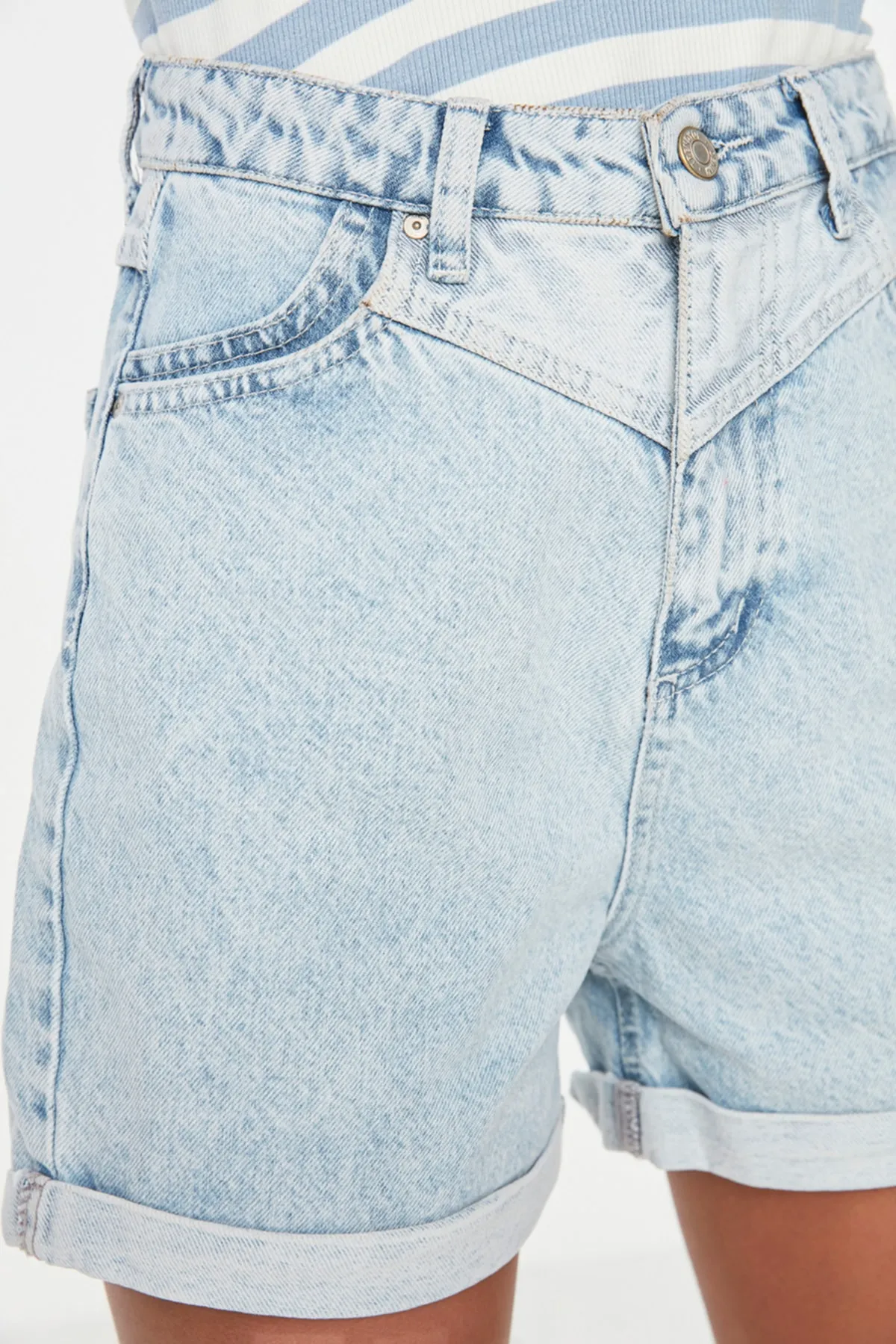 Trendyol Collection  Blaue Jeansshorts mit hoher Taille TWOSS21SR0435