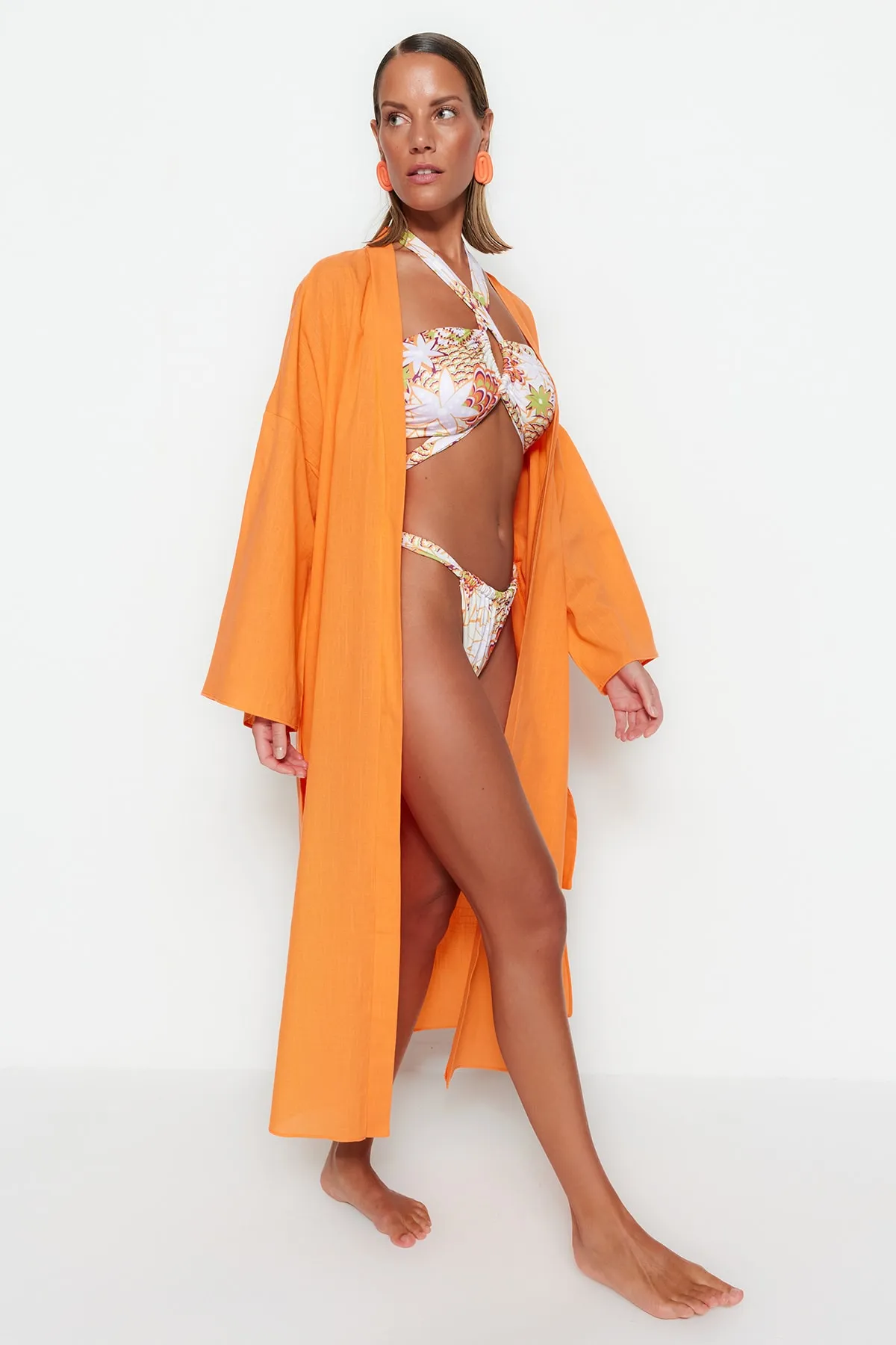 Trendyol Collection  Orangefarbener Maxi-Kimono und Kaftan aus Webstoff mit Gürtel TBESS23KM00044