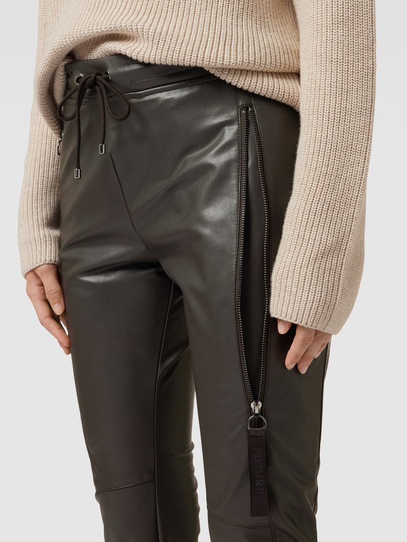 Jogpants in Leder-Optik Modell 'Future Vegan Leather' in dunkelbraun