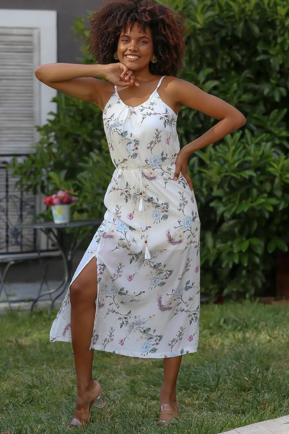 Chiccy  Weißes, gewebtes Kleid in normaler Passform für Damen mit V-Ausschnitt, Trägern und Maxi-Blumenschlitzen